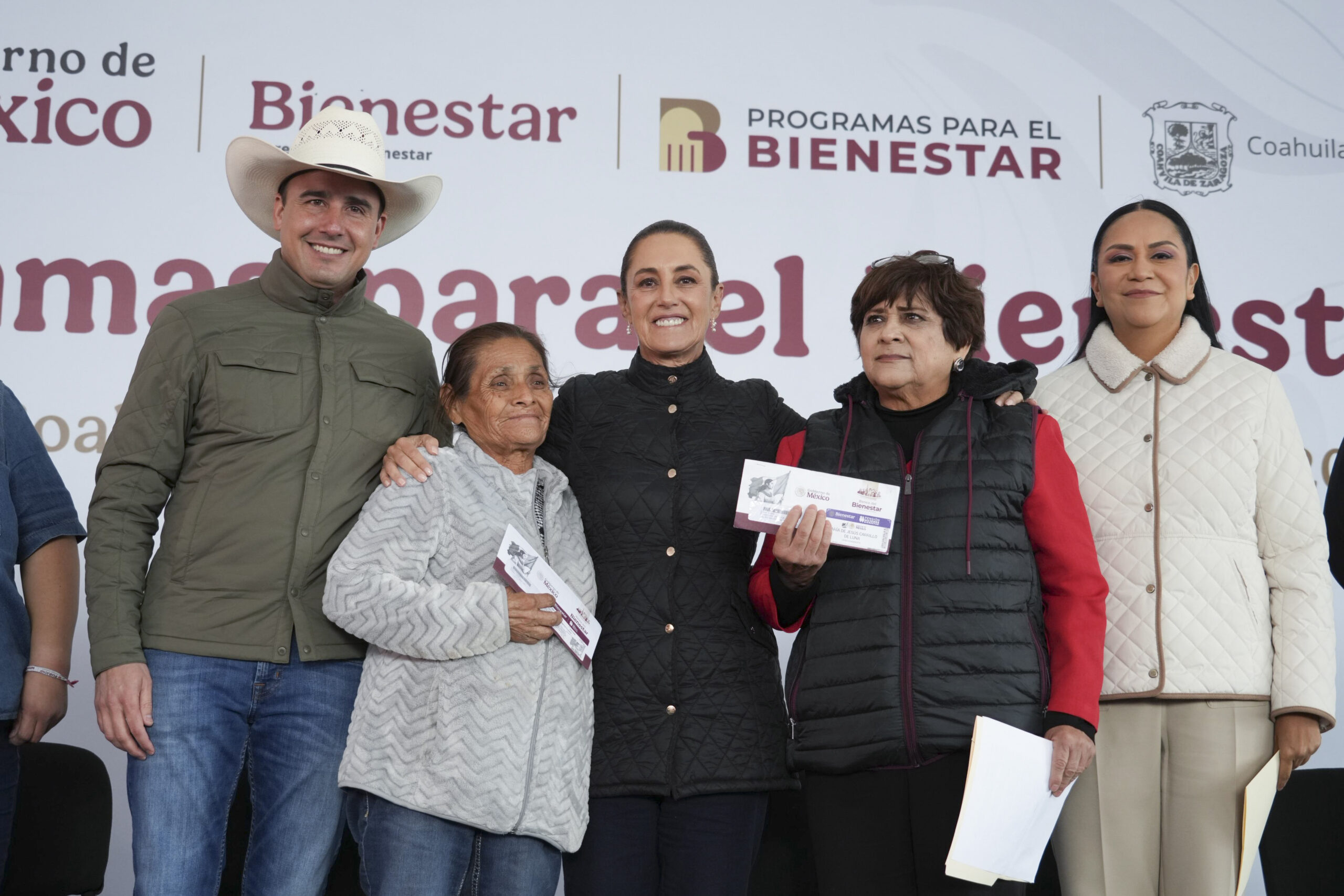 Sheinbaum entrega tarjetas de Programas para el Bienestar en Coahuila y fortalece la economía familiar