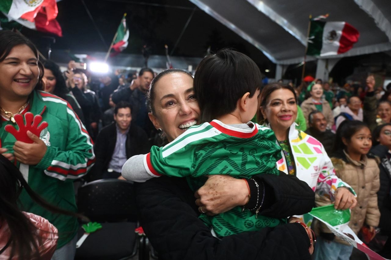 Sheinbaum celebra con Azcapotzalco los dos goles de México ante Ecuador.