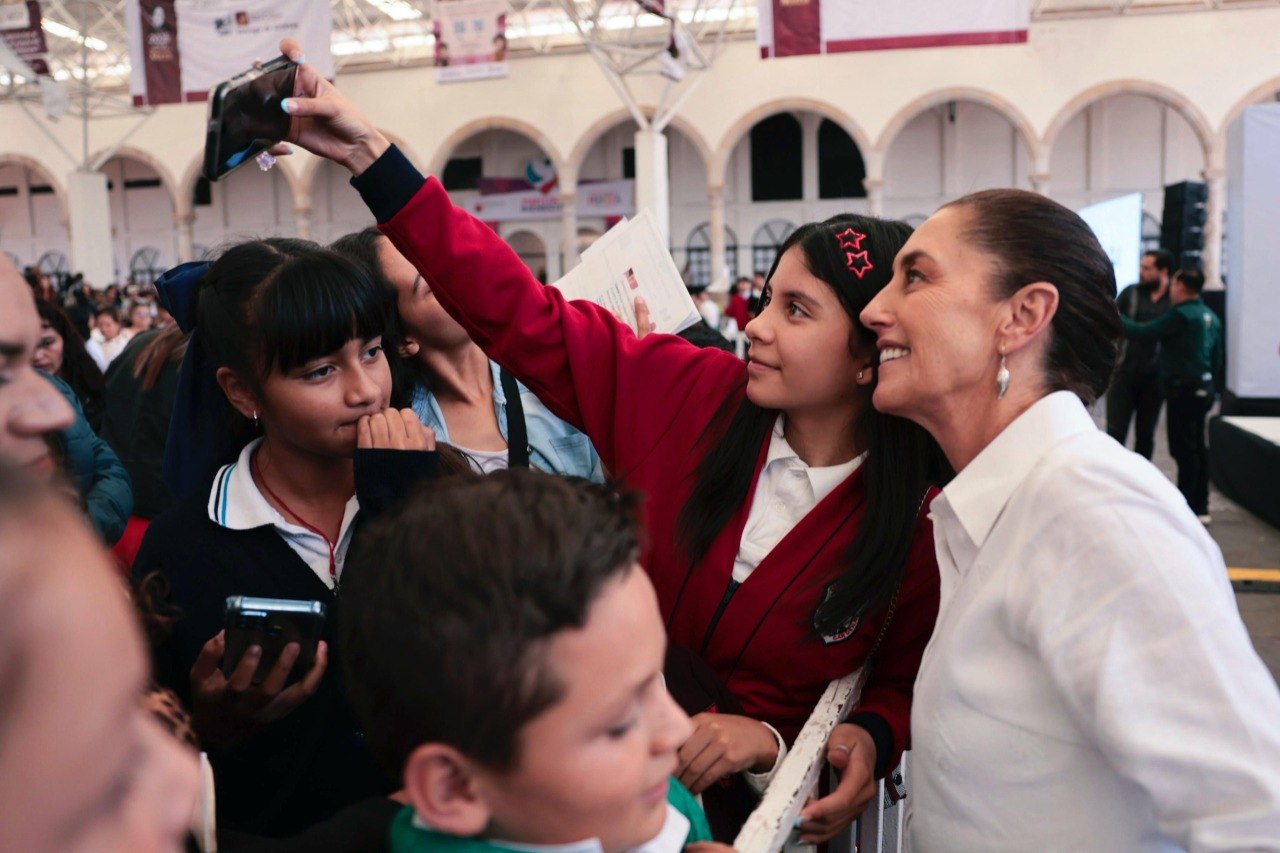 Beca Gertrudis Bocanegra llega a universitarios de Zacatecas.