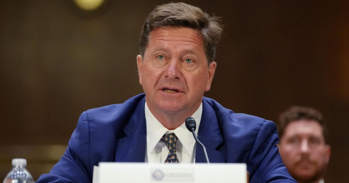 Zar de IA: Trump nombra a Jay Clayton para liderar fuerza