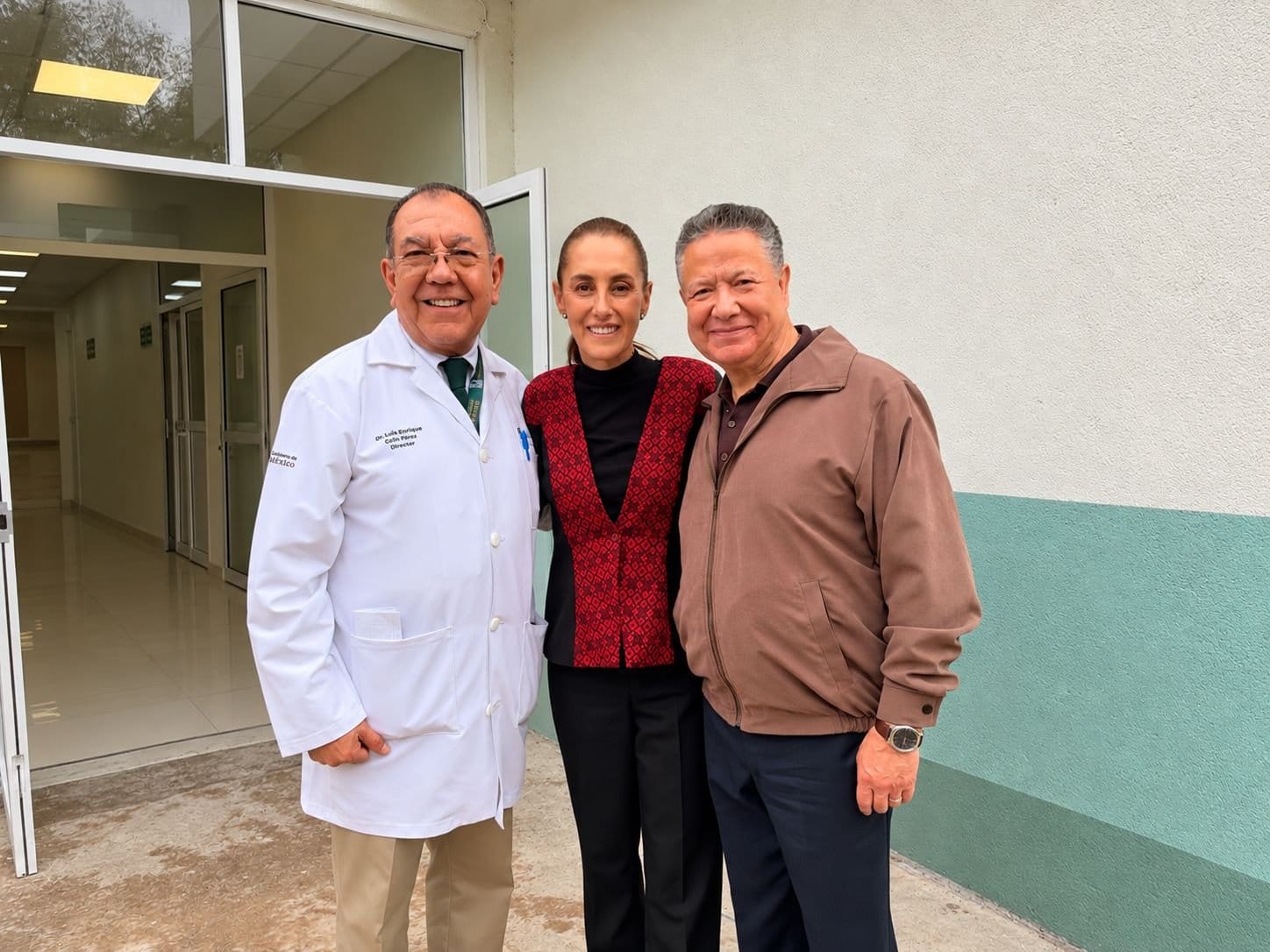 Claudia Sheinbaum y Julio Menchaca junto a un médico durante la visita al IMSS Bienestar en Metztitlán